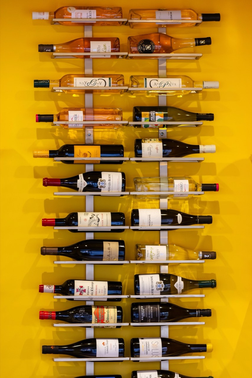 Mur de bouteilles de vins en cave à vins Au Soleil