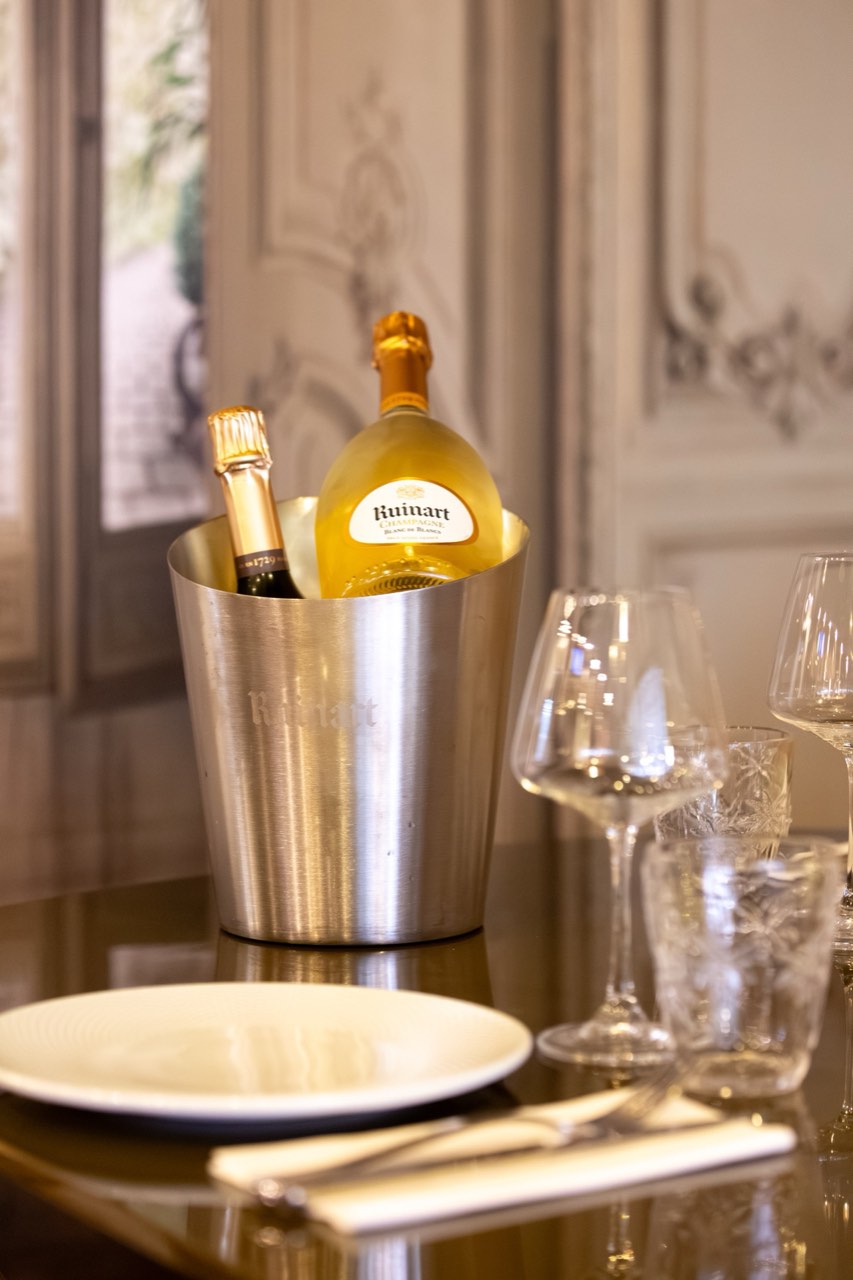 Champagne Ruinart en seau sur table dressée