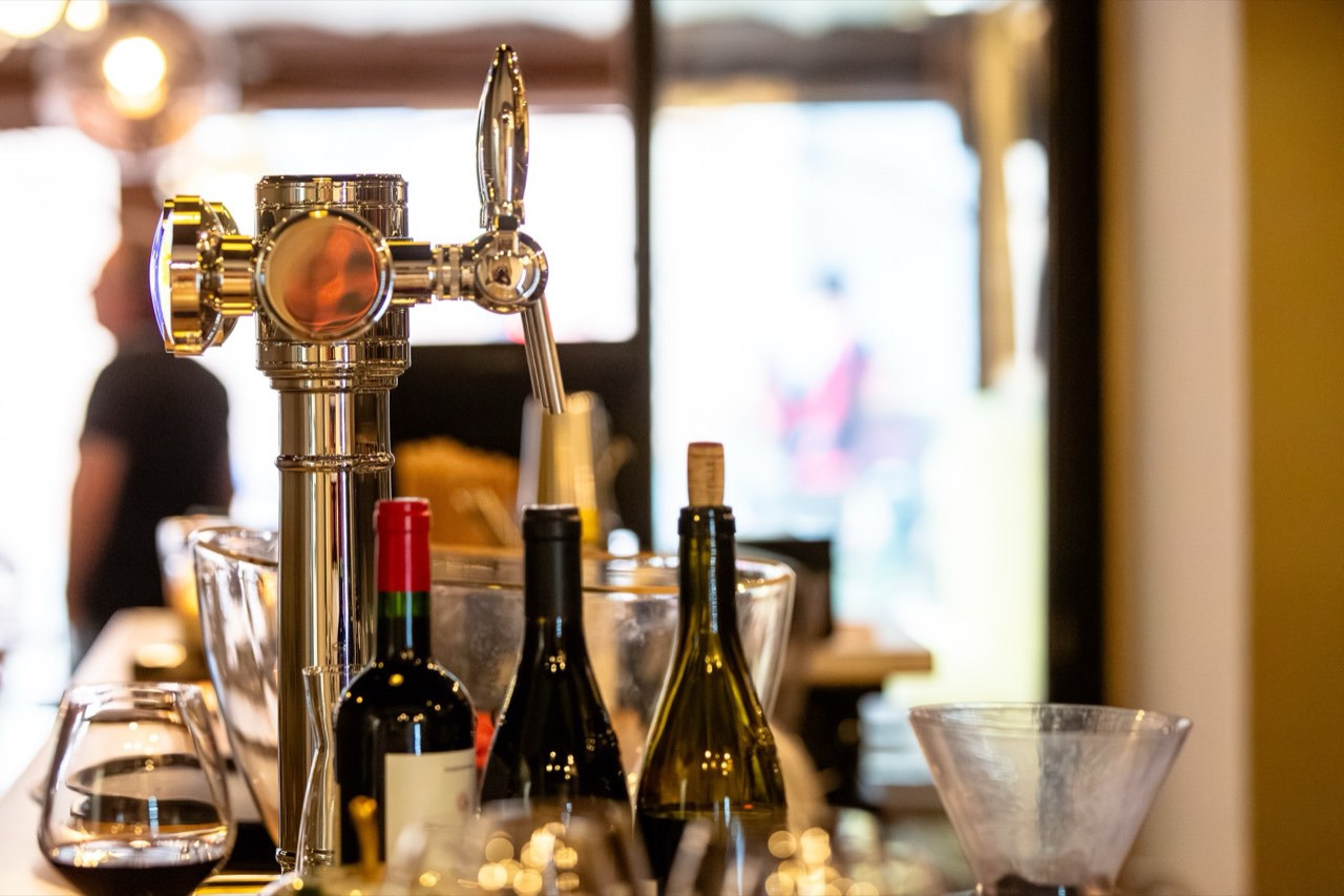 Bar avec tireuse à bière et bouteilles de vins
