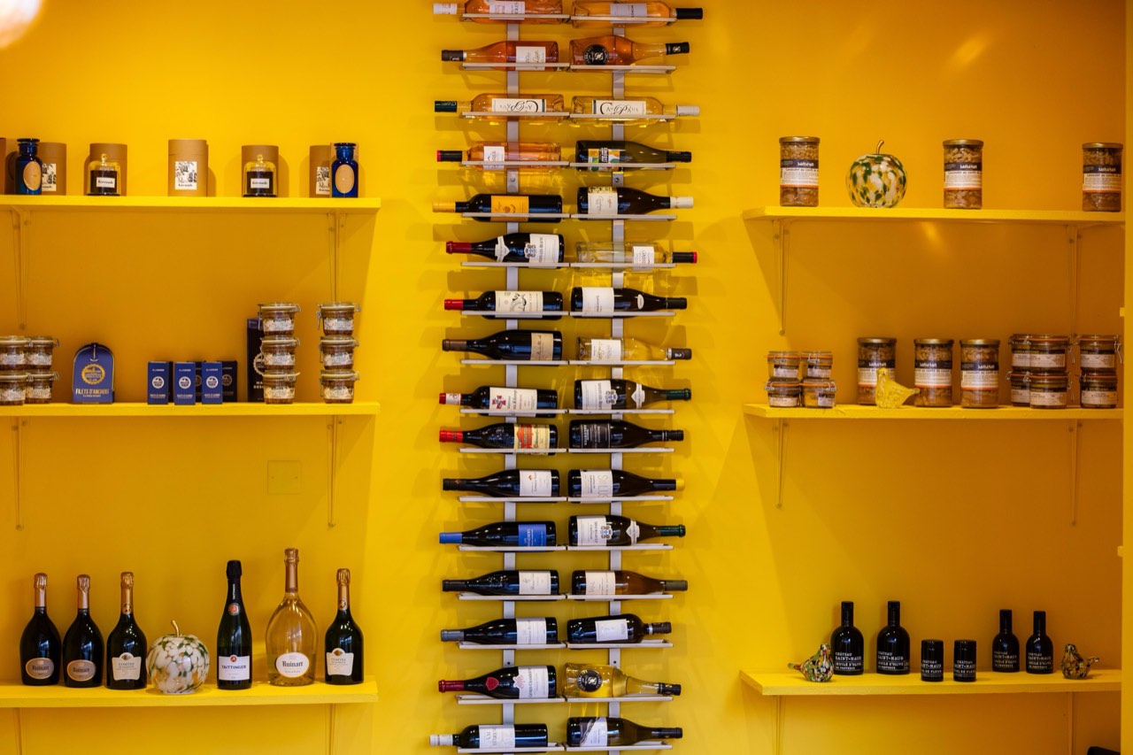 Cave à vins avec étagères sur mur jaune doré
